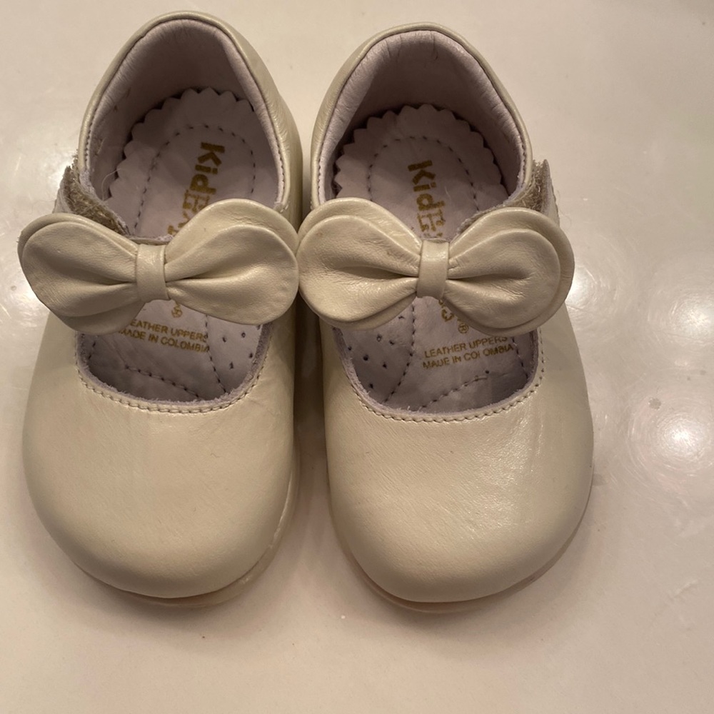 Baby girl white shoes in EUC